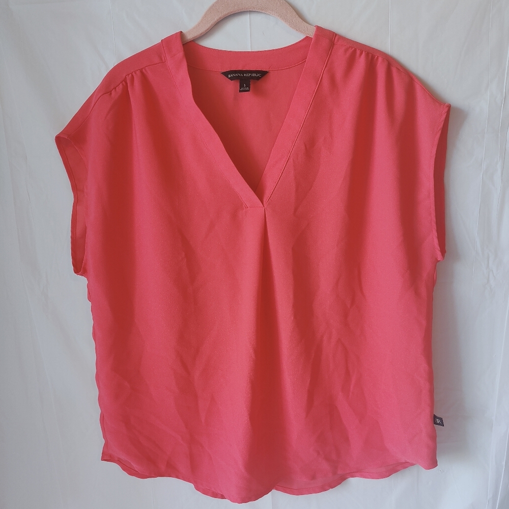 Banana Republic Coral V-Neck Satin Blouse. Minor snag on back. Size S.